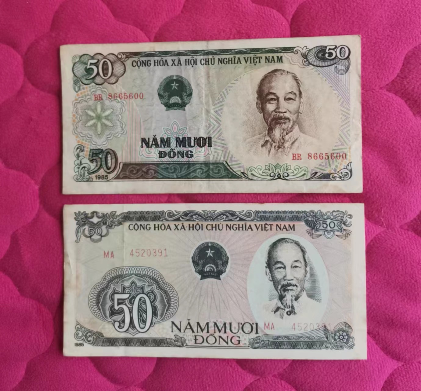 世家收藏第十八期“世界杯”号邮票钱币专场（自动截拍） 越南1985年版50盾纸钞一组2张（背面大桥/水电站版本各1枚）流通品相 票面有折痕和黄斑