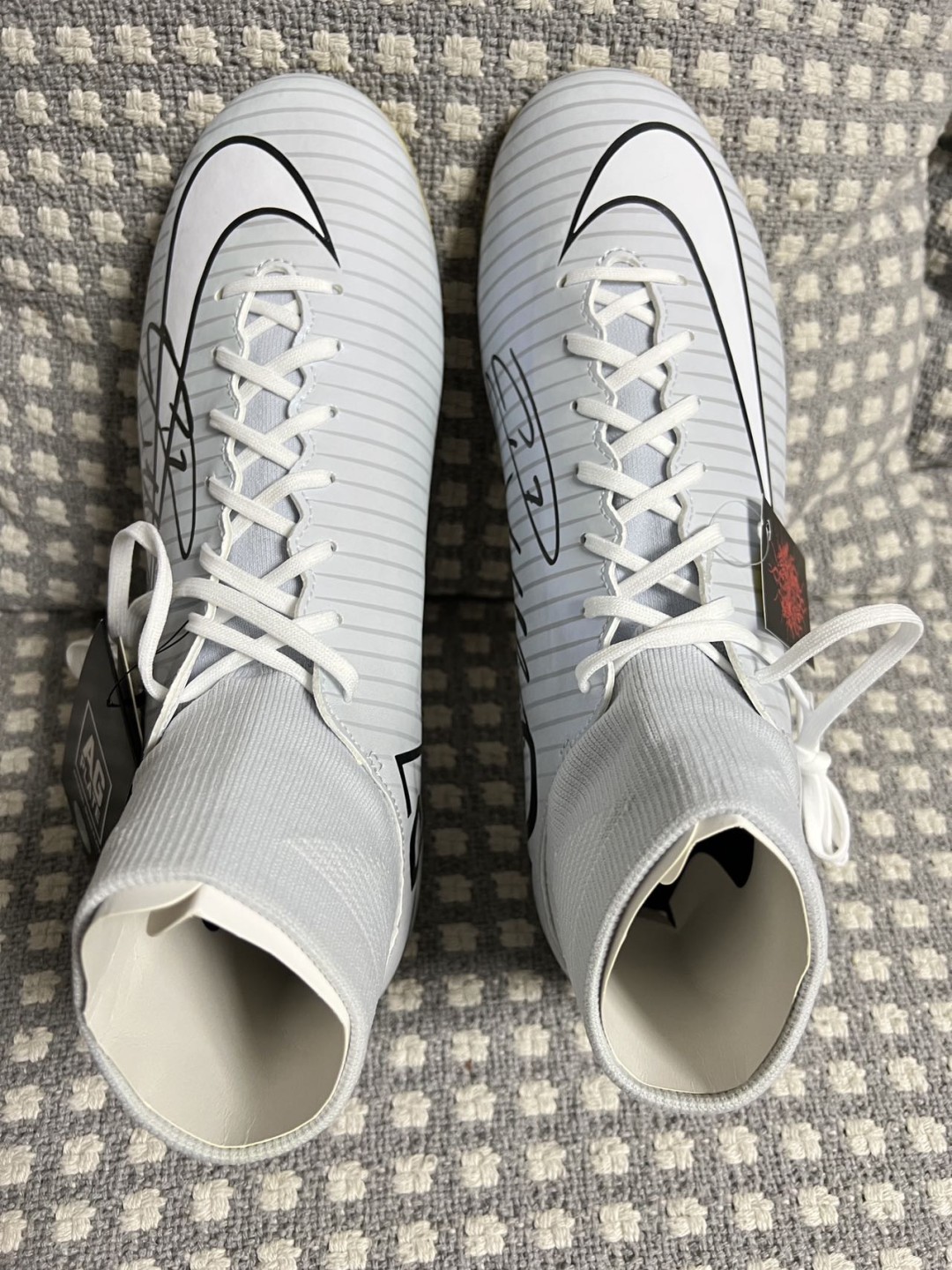 零元拍：克里斯蒂亚诺-罗纳尔多亲笔签名NIKE刺客CR7专属战靴，这双签的太流畅了，好看！真好看！！