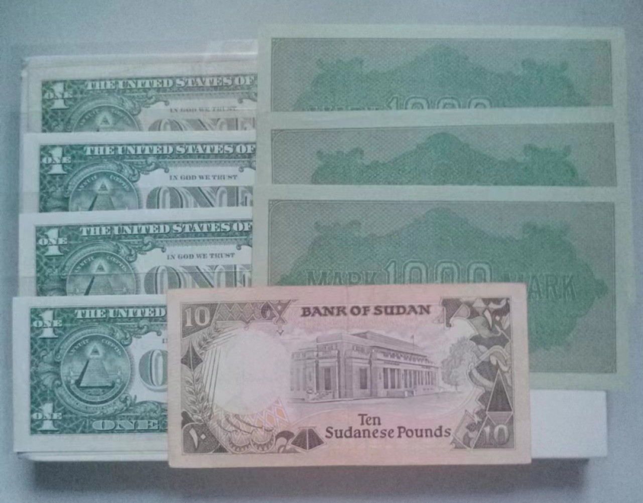 世家收藏第十八期“世界杯”号邮票钱币专场（自动截拍） 外国纸钞一组8张（流通品相）1张苏丹镑，3张德国旧马克，4张一美元纸币