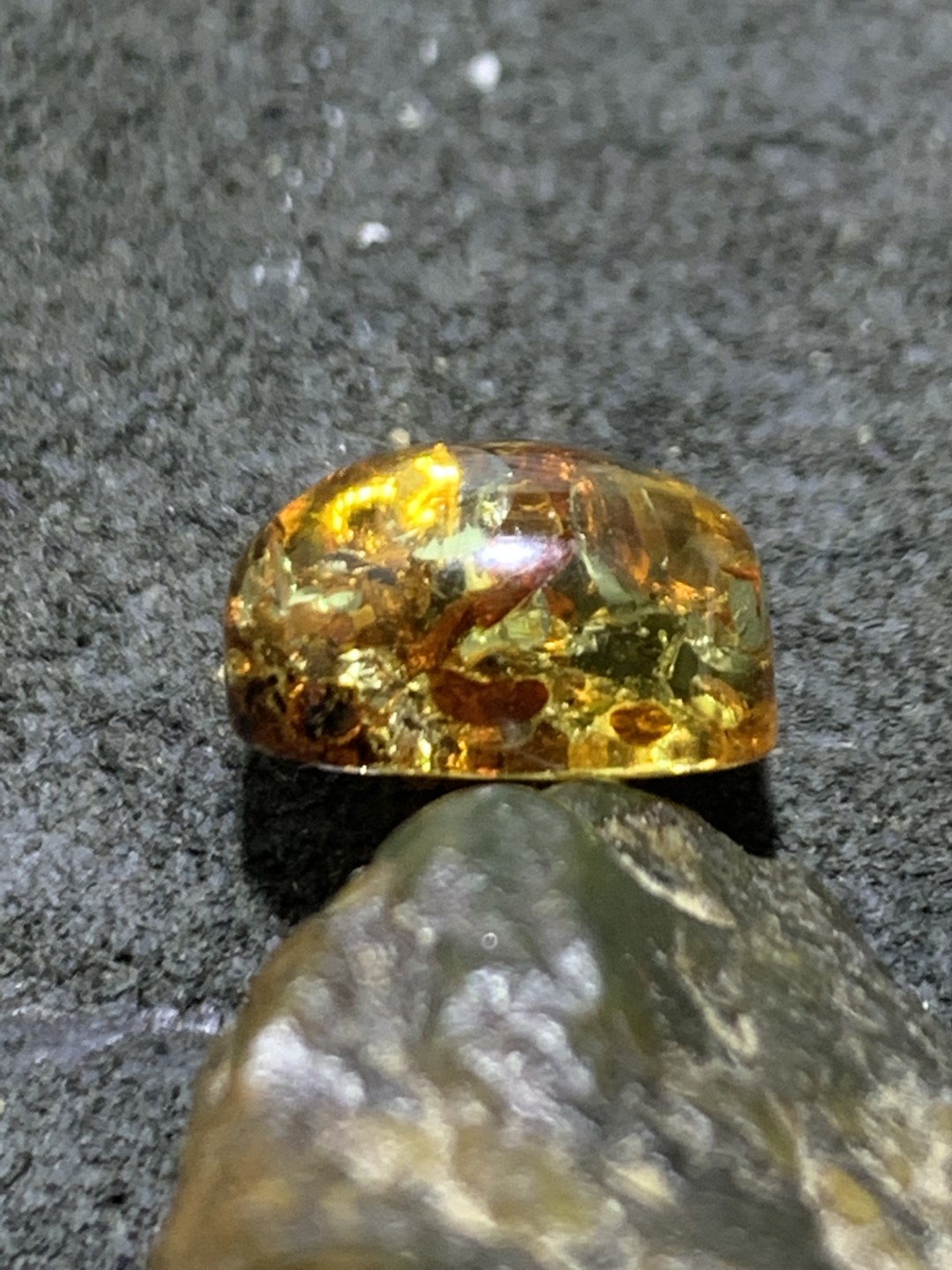 精美乌克兰花珀戒面一个，
