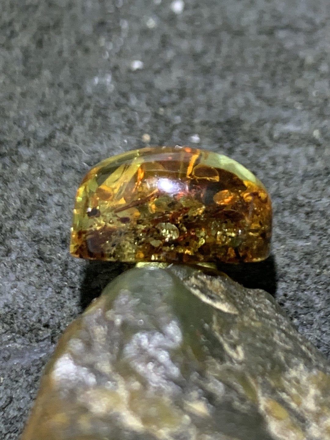 精美乌克兰花珀戒面一个，