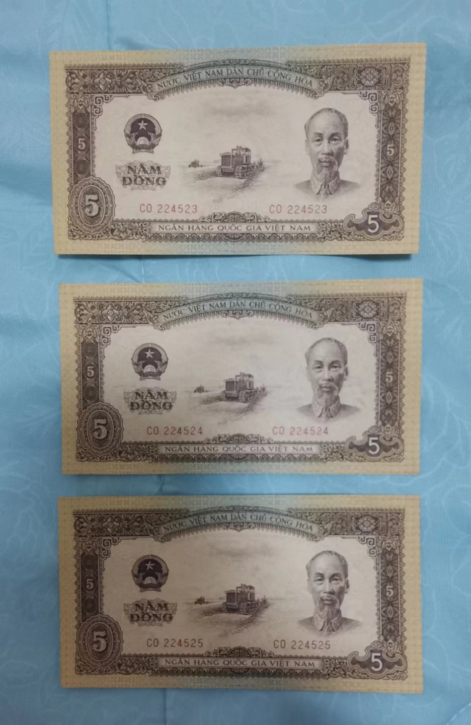 世家收藏第十八期“世界杯”号邮票钱币专场（自动截拍） 【中国代印】越南1958年版5盾纸钞一组3张连号（票面中间有软折，不仔细看几乎看不出来）个别角发黑