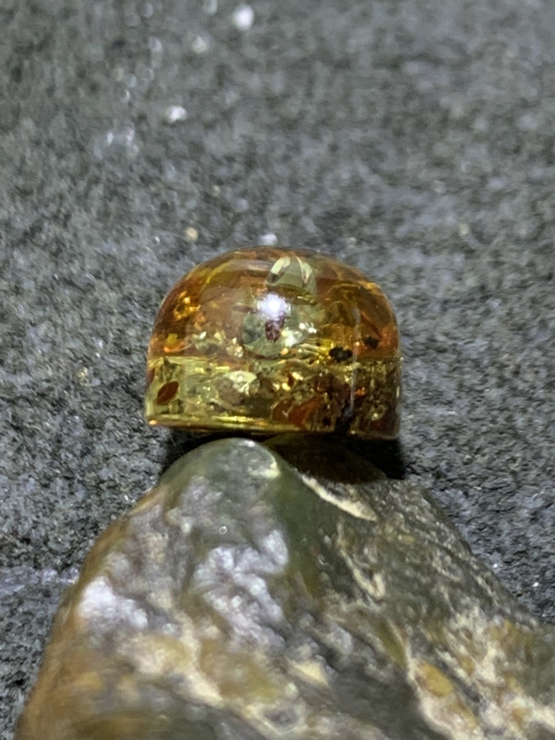 精美乌克兰花珀戒面一个，