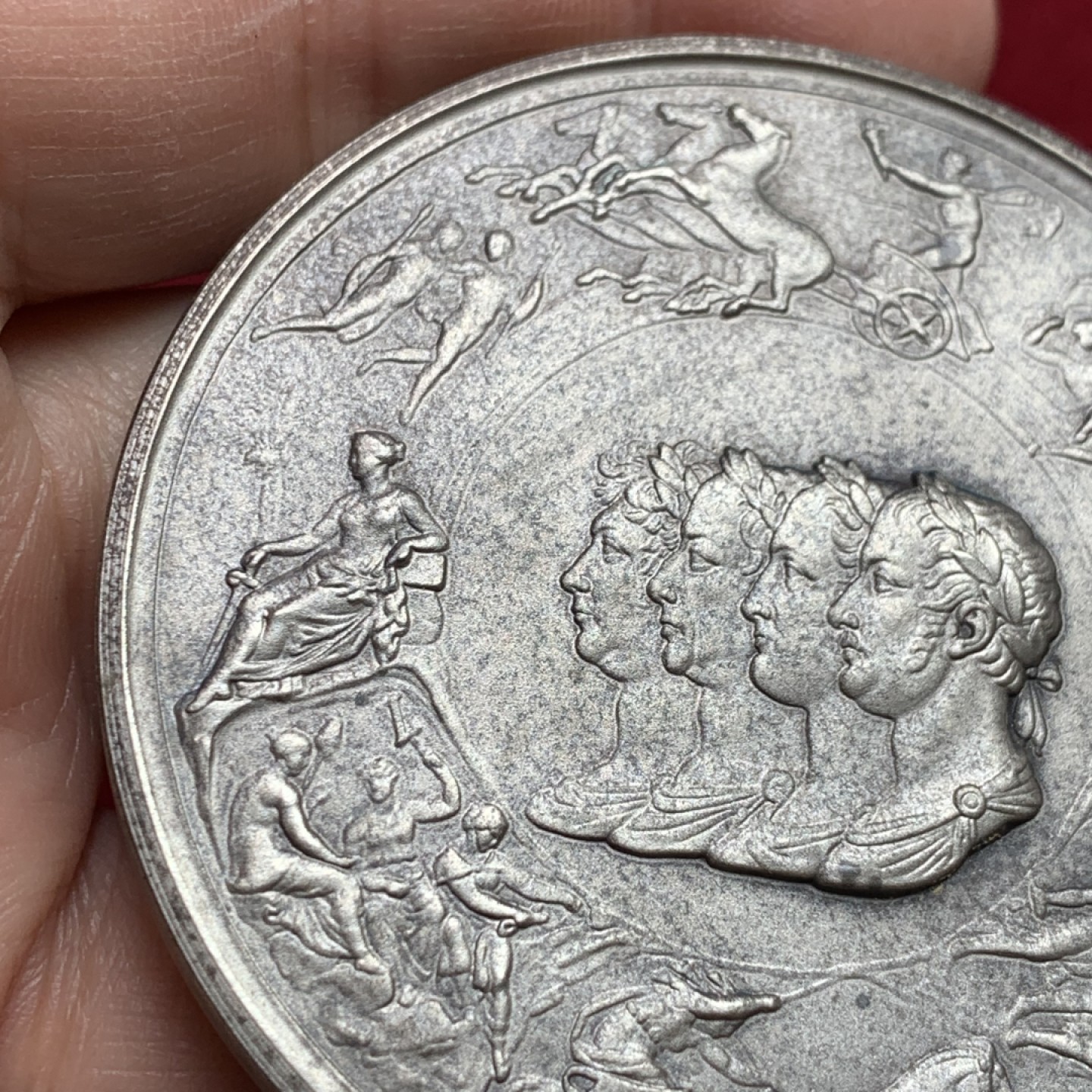 《竞宝斋》第121场-周日，周一 ，2场连拍（全场包邮） 1972年英国滑铁卢纪念铜章（原盒），直径63mm，重量126g，图案丰富多彩，有证书，盒子荷叶没有弹性了