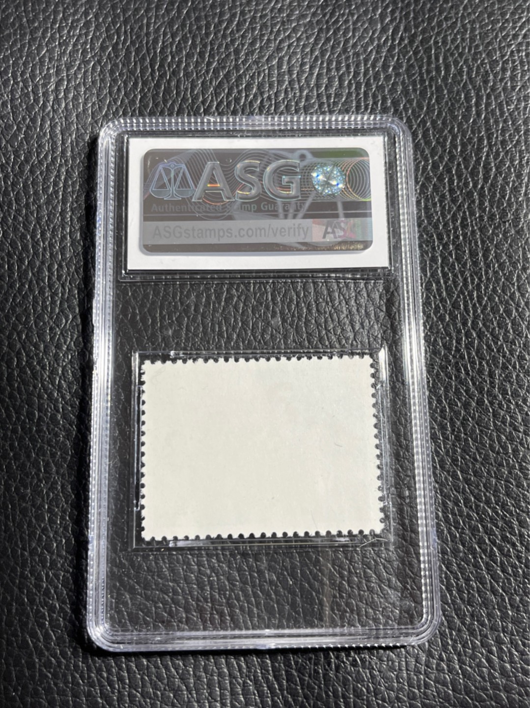 洪涛臻品批发群  精选邮票限时拍卖第一百零五期 文17知青★新★4分★漏纽扣★ ASG90分OG ，文革两大变体票，一是文18漏刺刀，二是文17漏纽扣。版撕精品送评，票全品无瑕疵，变体票存世量少，潜力巨大，喜欢不要错过，目前ASG评级处于初级阶段，注意趁早下手囤精品货，未来一定有意想不到的收获，(最后一图是漏纽扣变体对比图)