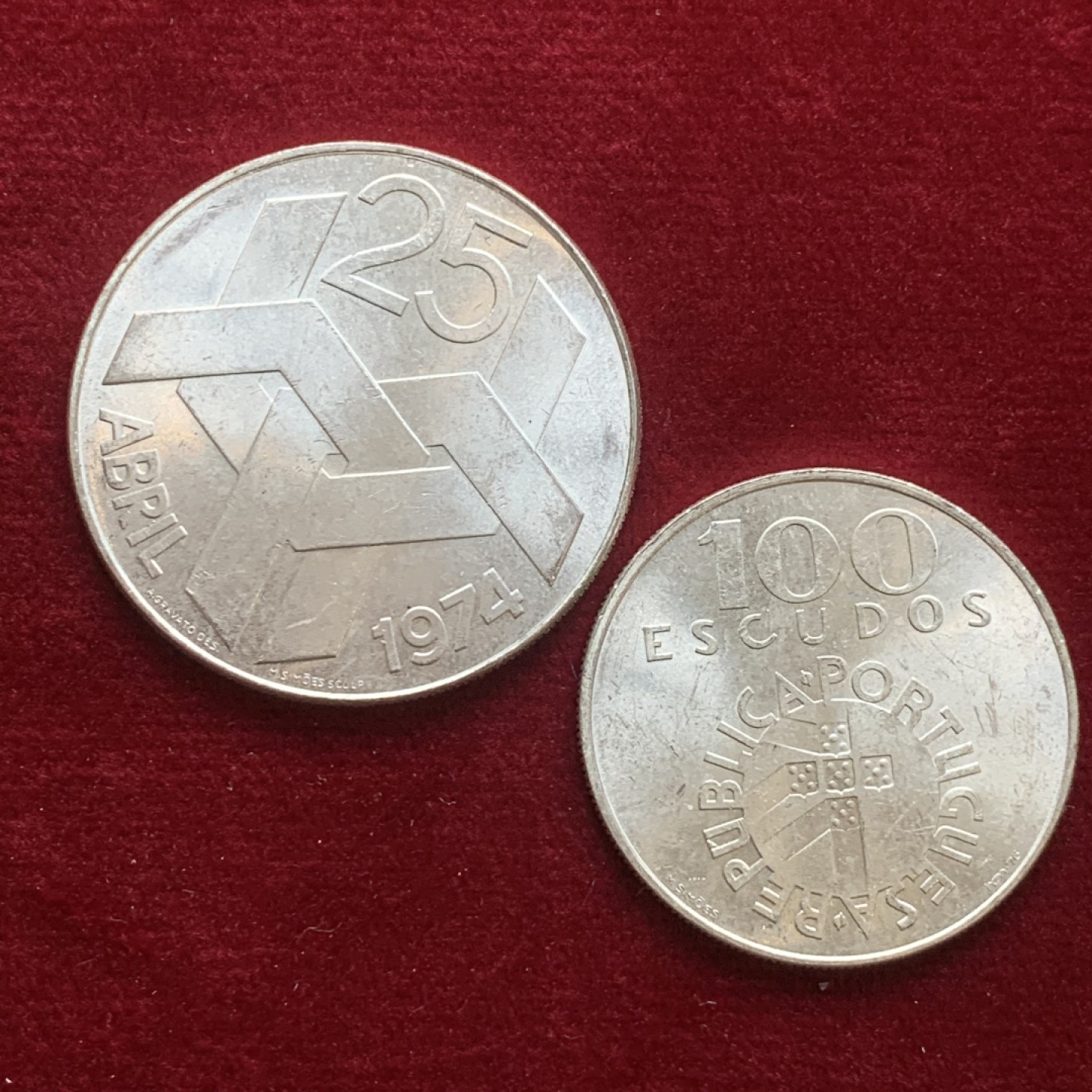 《竞宝斋》第121场-周日，周一 ，2场连拍（全场包邮） 葡萄牙1974年 康乃馨革命纪念100/250埃斯库多银币一对 总重40克