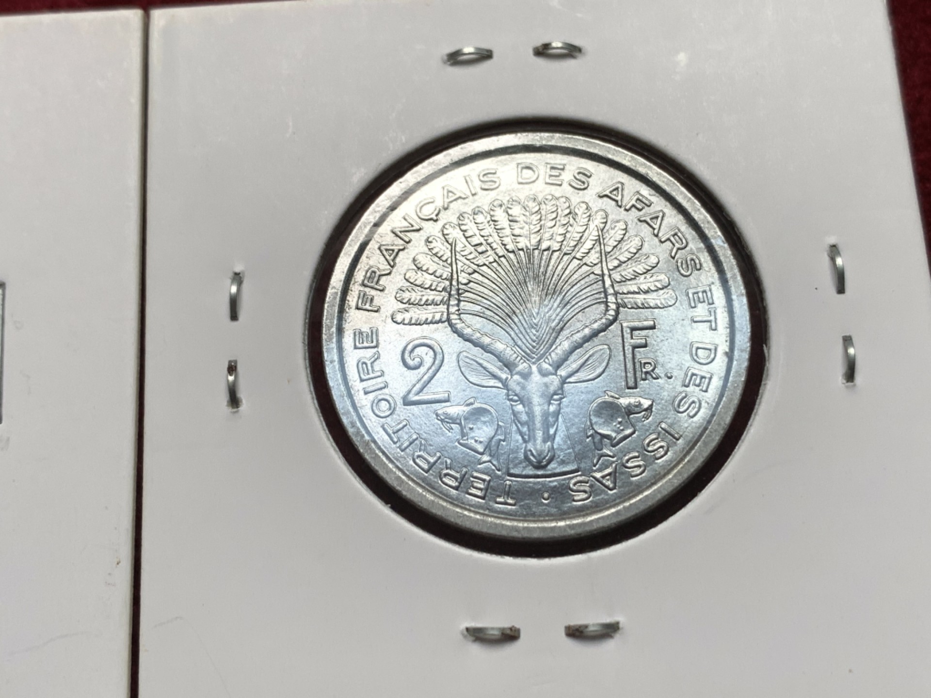 《竞宝斋》第121场-周日，周一 ，2场连拍（全场包邮） 法属伊萨1968年2法郎筋币BU；乌干达1976年5分带光好品，这个品种非常稀