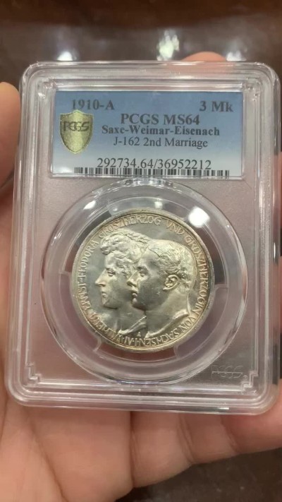 《竞宝斋》第121场-周日，周一 ，2场连拍（全场包邮） PCGS-MS64 德国 1910年 萨克森魏玛艾森纳二婚三马克 略带五彩 收藏品相