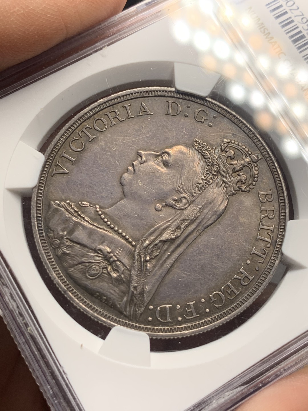 《竞宝斋》第121场-周日，周一 ，2场连拍（全场包邮） NGC-AU58 英国1887年维多利亚高冠马剑 高点好 深紫罗兰包浆 状态难得