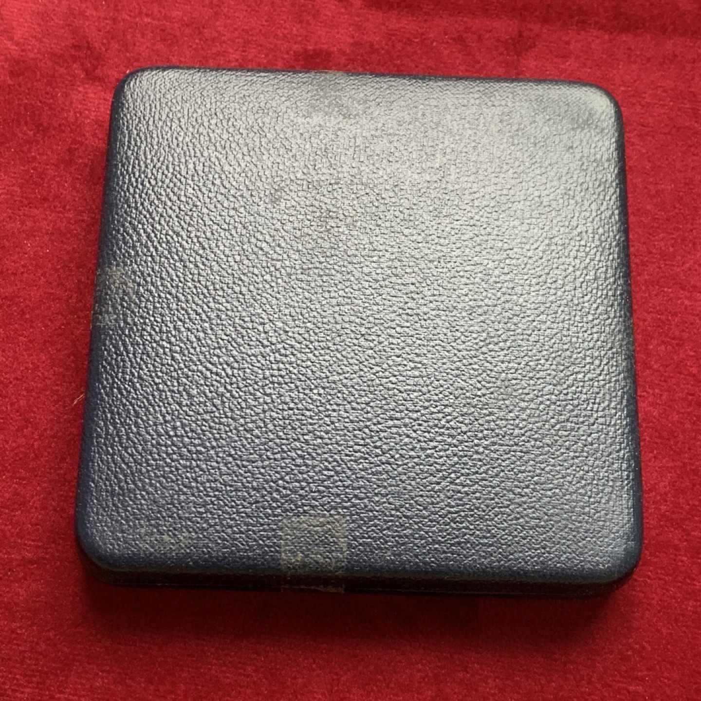 《竞宝斋》第121场-周日，周一 ，2场连拍（全场包邮） 1972年英国滑铁卢纪念铜章（原盒），直径63mm，重量126g，图案丰富多彩，有证书，盒子荷叶没有弹性了