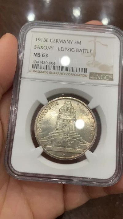 《竞宝斋》第121场-周日，周一 ，2场连拍（全场包邮） NGC-MS63 德国 1913年 萨克森莱比锡会战纪念马克 整体丝绸转光