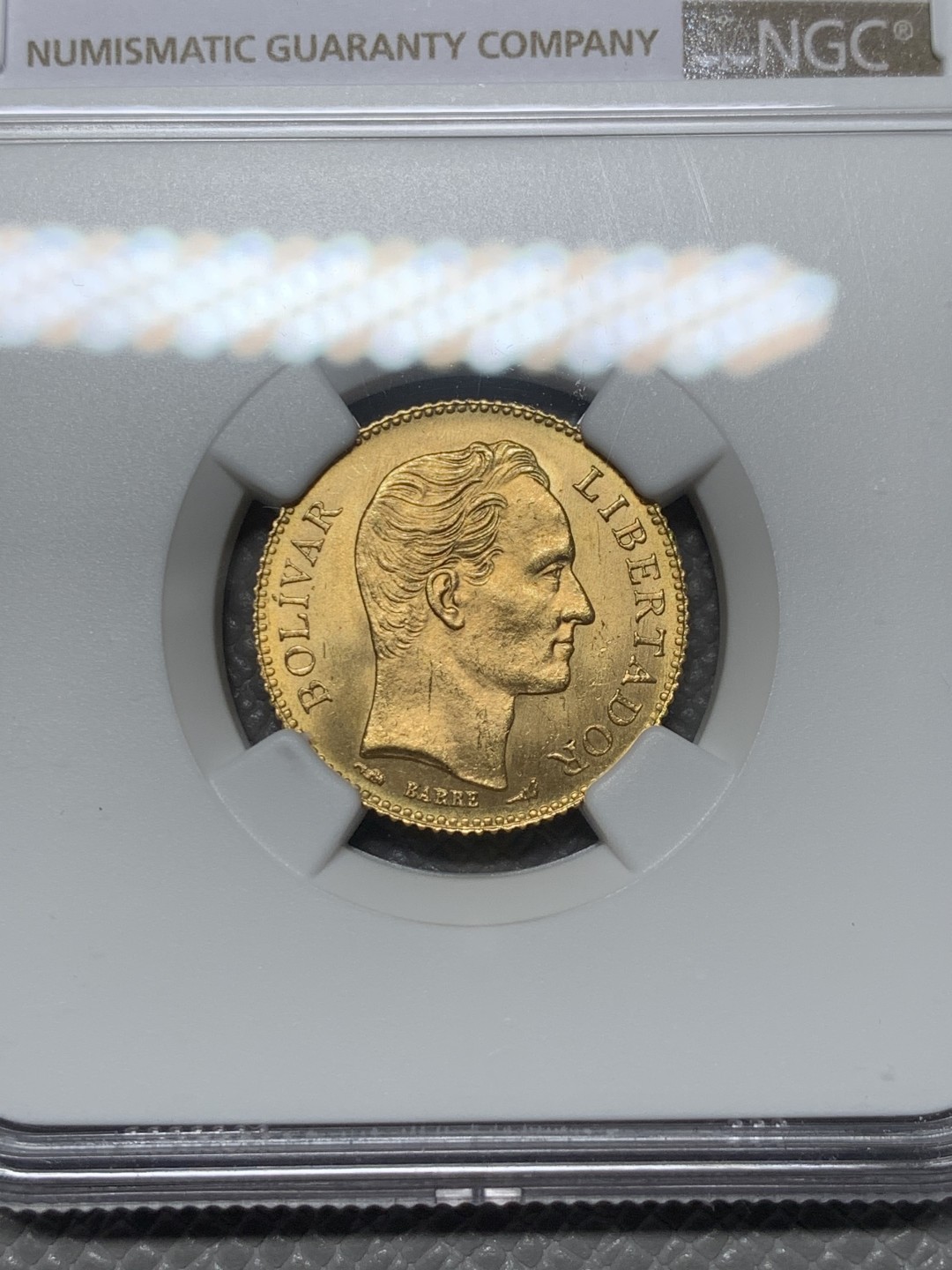 《竞宝斋》第121场-周日，周一 ，2场连拍（全场包邮） 冠军分 NGC-MS65 委内瑞拉1910年 西蒙波利瓦 20B金币 顶级品相 一枚就毕业的品相