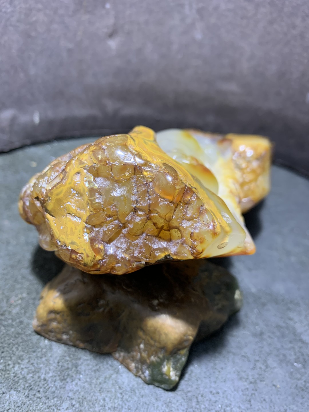 精美天然原皮马达加斯加玛瑙雕刻卧佛把件（摆件)一个