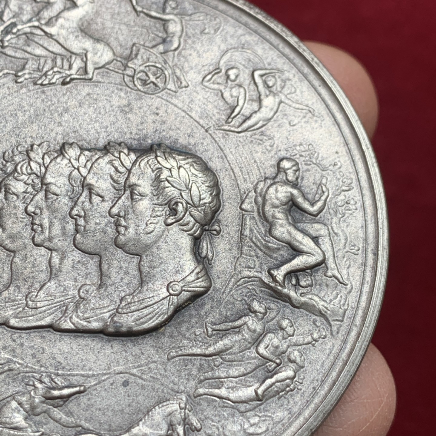 《竞宝斋》第121场-周日，周一 ，2场连拍（全场包邮） 1972年英国滑铁卢纪念铜章（原盒），直径63mm，重量126g，图案丰富多彩，有证书，盒子荷叶没有弹性了