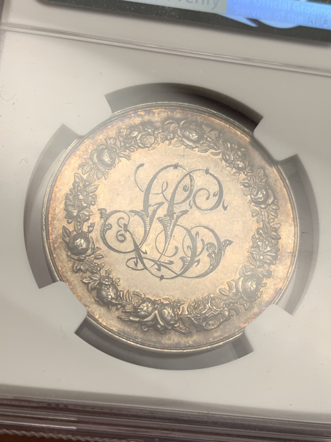 《竞宝斋》第121场-周日，周一 ，2场连拍（全场包邮） NGC MS62 法国 1898年 深五彩银质婚章 背面带花体刻字非常漂亮 边铭带婚期已经铭文 比较难得 34mm大规格