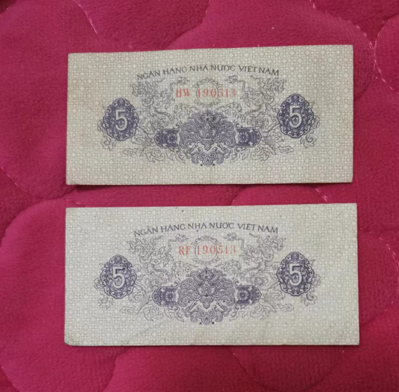 世家收藏第十八期“世界杯”号邮票钱币专场（自动截拍） 越南1975年版5 xu纸钞一组2枚（流水号码一样但是冠字不同）流通好品 票面有折痕