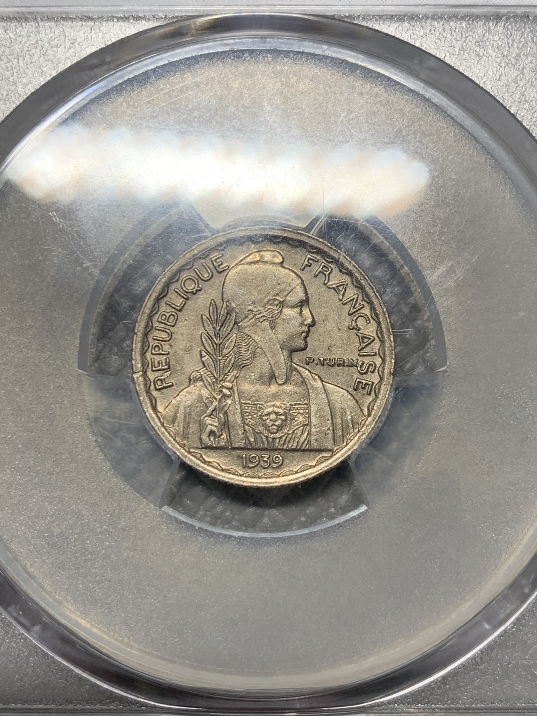 《竞宝斋》第121场-周日，周一 ，2场连拍（全场包邮） NGC AU58法属印度支那1939年10分 背面左上角有一小磕