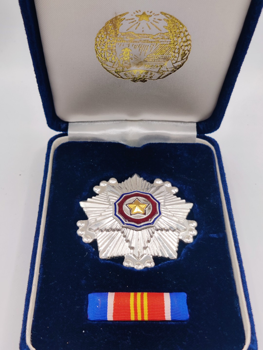 全场0元起拍 第20期 咸鱼国勋章拍卖专场 12月7日（周三）下午6：00开始 朝总联版三级国旗勋章 烫金国徽盒