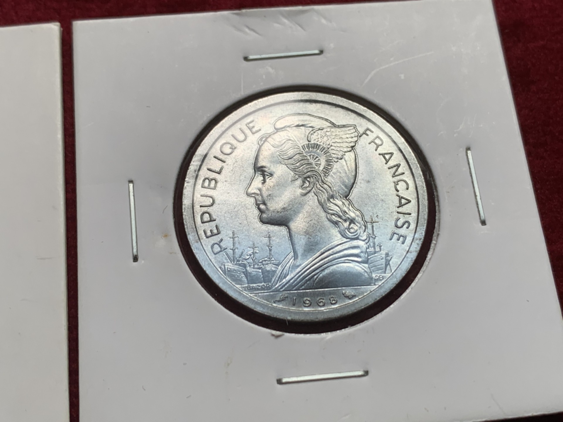 《竞宝斋》第121场-周日，周一 ，2场连拍（全场包邮） 法属伊萨1968年2法郎筋币BU；乌干达1976年5分带光好品，这个品种非常稀