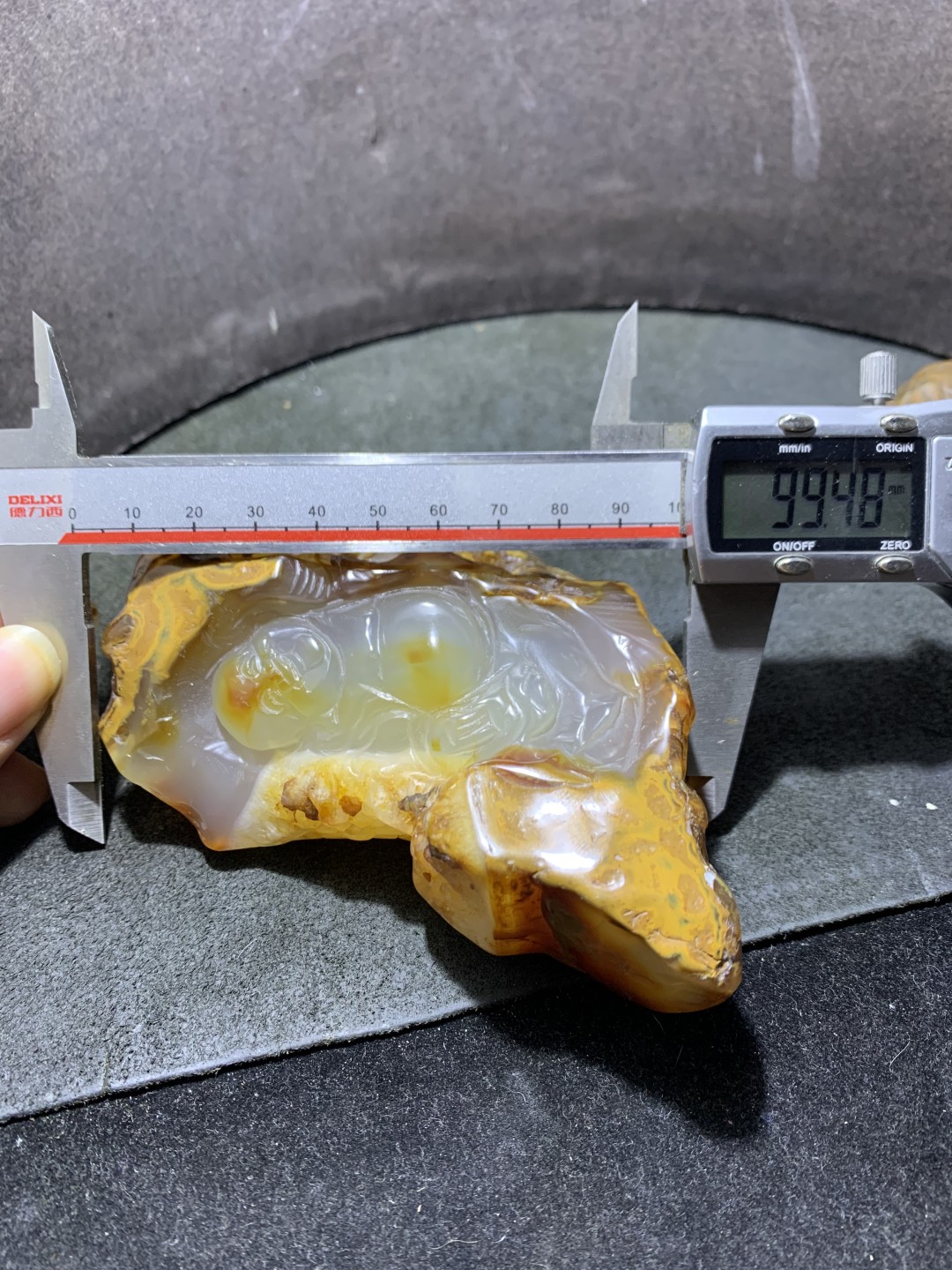 精美天然原皮马达加斯加玛瑙雕刻卧佛把件（摆件)一个
