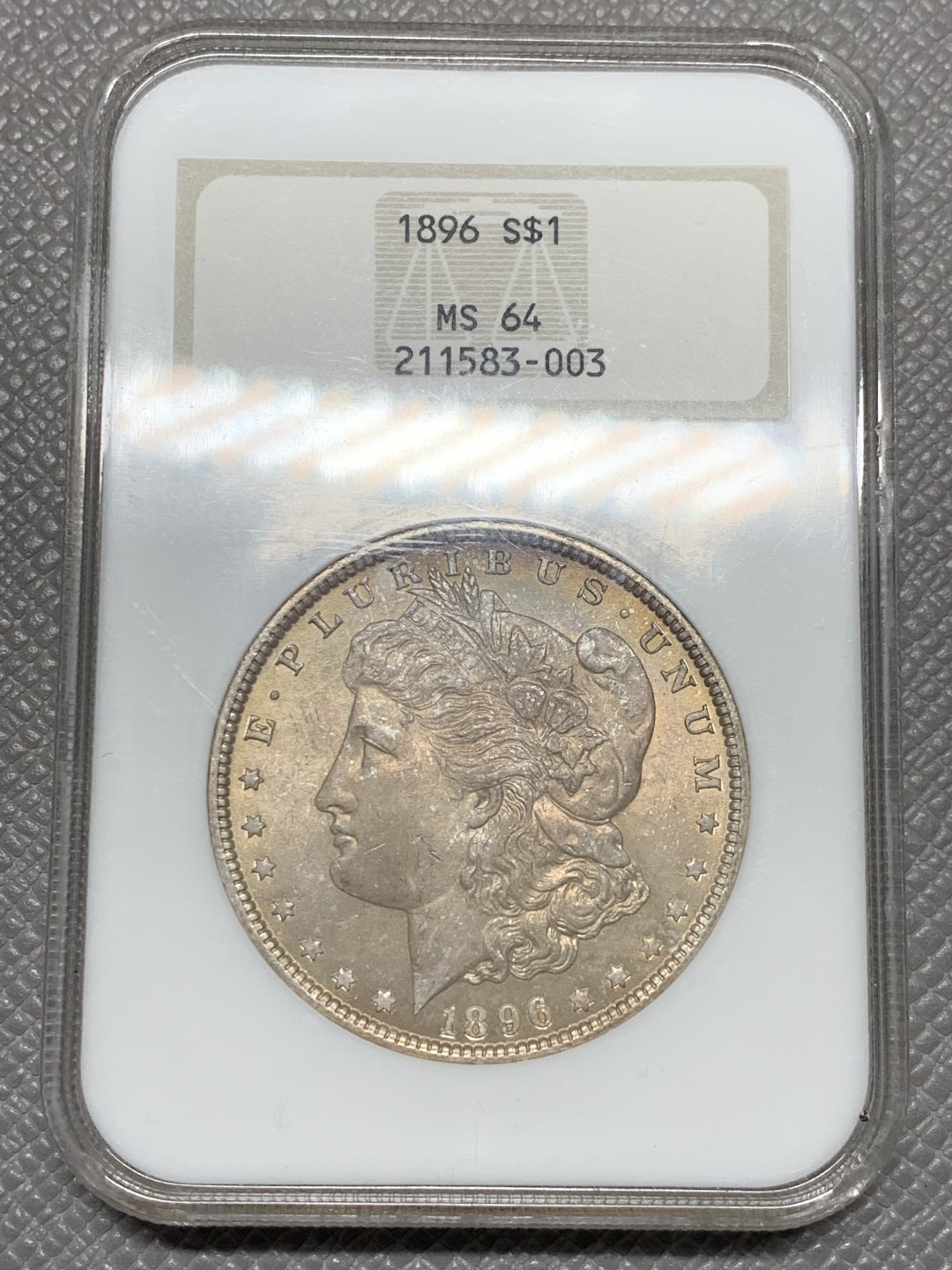 《竞宝斋》第121场-周日，周一 ，2场连拍（全场包邮） NGC MS64 美国 1896年 摩根 银币 双面深彩包浆 小白盒保存的这么好 难得