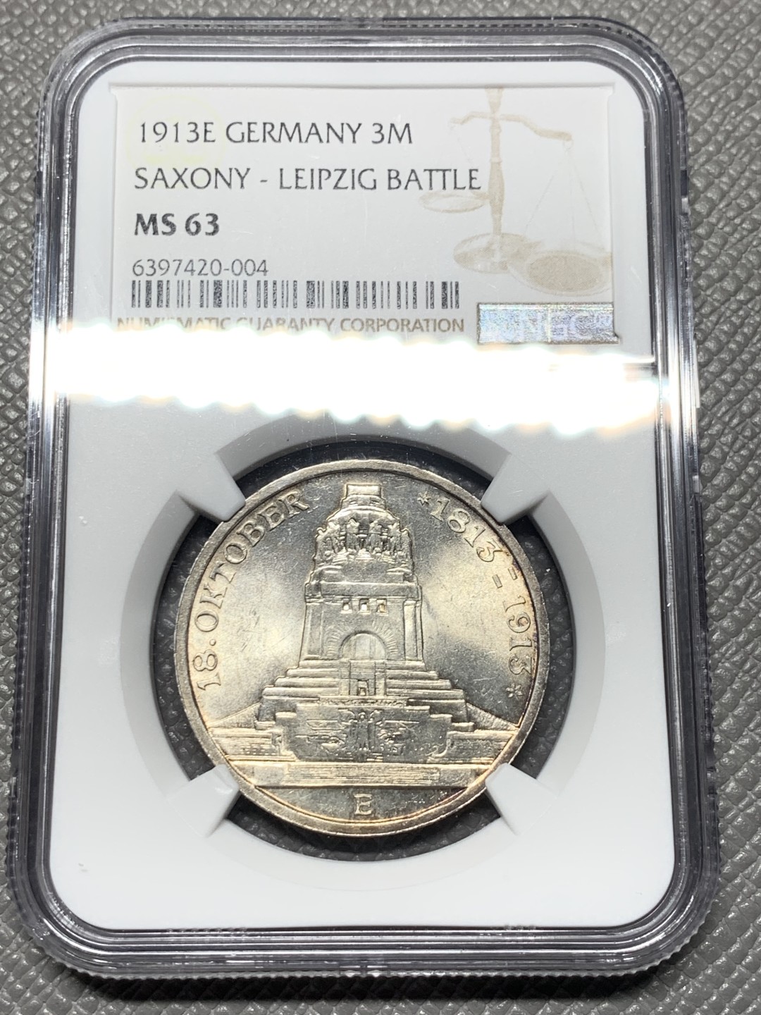 《竞宝斋》第121场-周日，周一 ，2场连拍（全场包邮） NGC-MS63 德国 1913年 萨克森莱比锡会战纪念马克 整体丝绸转光