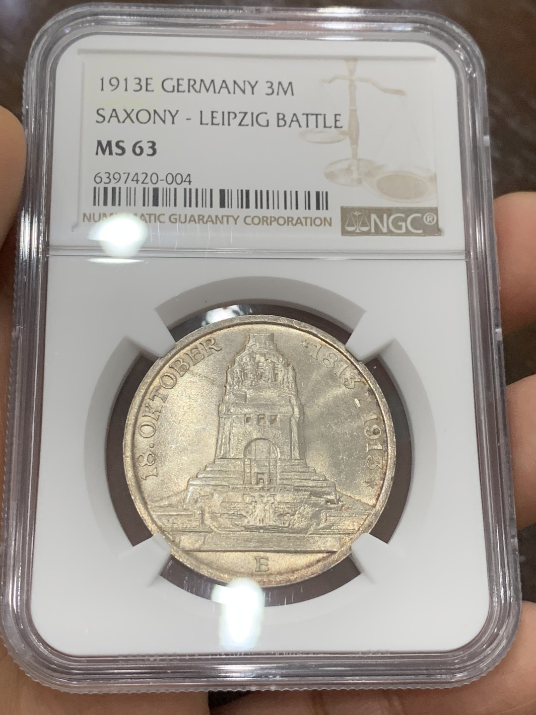 《竞宝斋》第121场-周日，周一 ，2场连拍（全场包邮） NGC-MS63 德国 1913年 萨克森莱比锡会战纪念马克 整体丝绸转光