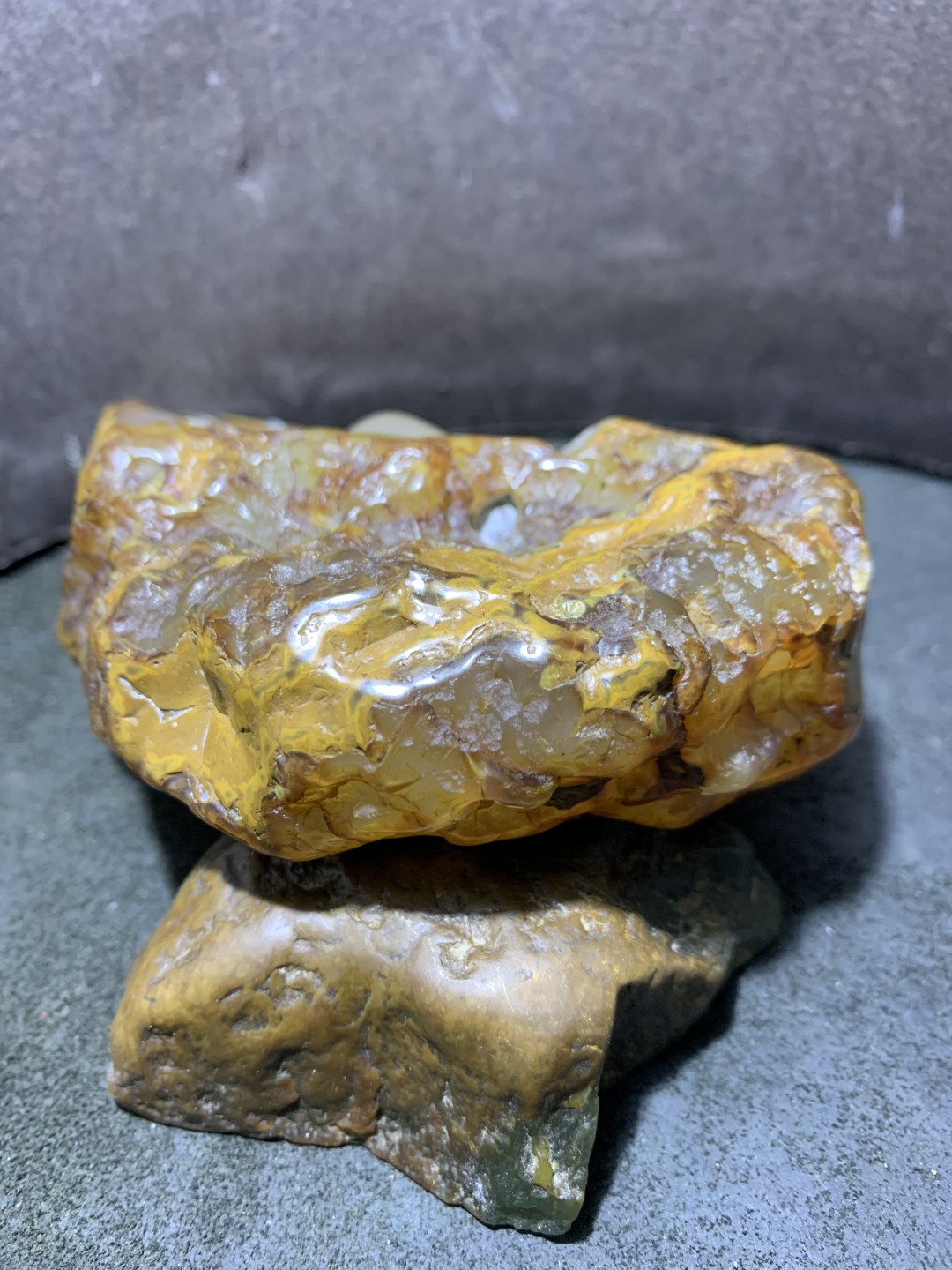 精美天然原皮马达加斯加玛瑙雕刻卧佛把件（摆件)一个