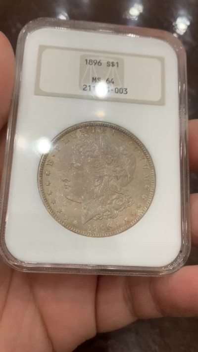 《竞宝斋》第121场-周日，周一 ，2场连拍（全场包邮） NGC MS64 美国 1896年 摩根 银币 双面深彩包浆 小白盒保存的这么好 难得
