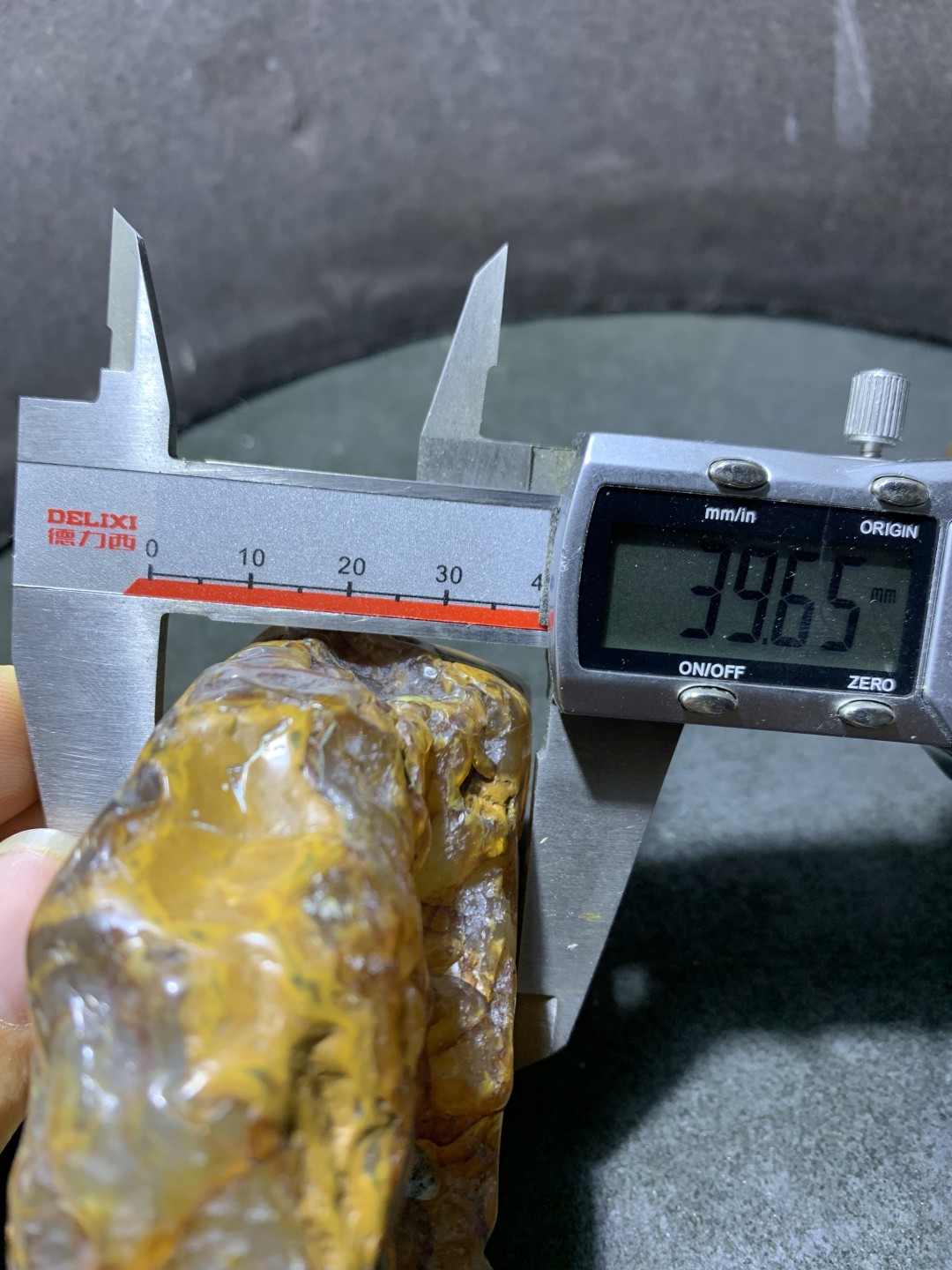 精美天然原皮马达加斯加玛瑙雕刻卧佛把件（摆件)一个
