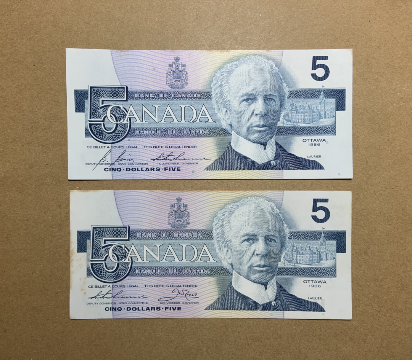 收藏联盟Quantum Auction 第215期拍卖 加拿大1986年5元两张 品相UNC- 和AU-  不同签名