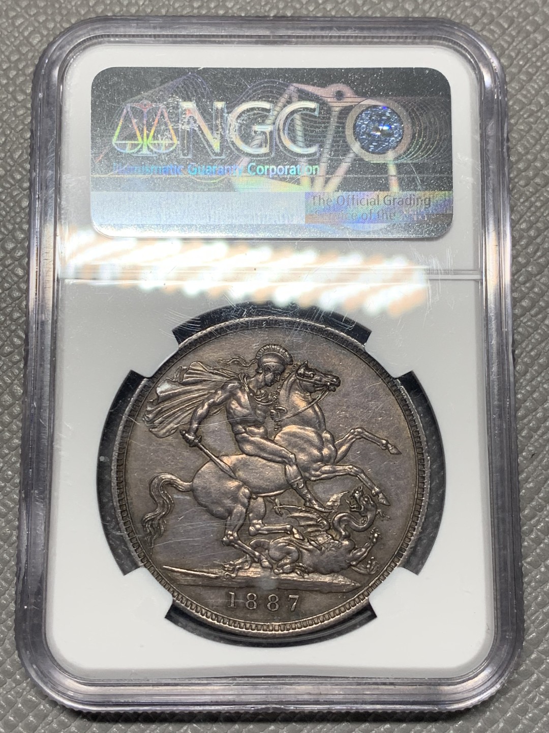 《竞宝斋》第121场-周日，周一 ，2场连拍（全场包邮） NGC-AU58 英国1887年维多利亚高冠马剑 高点好 深紫罗兰包浆 状态难得