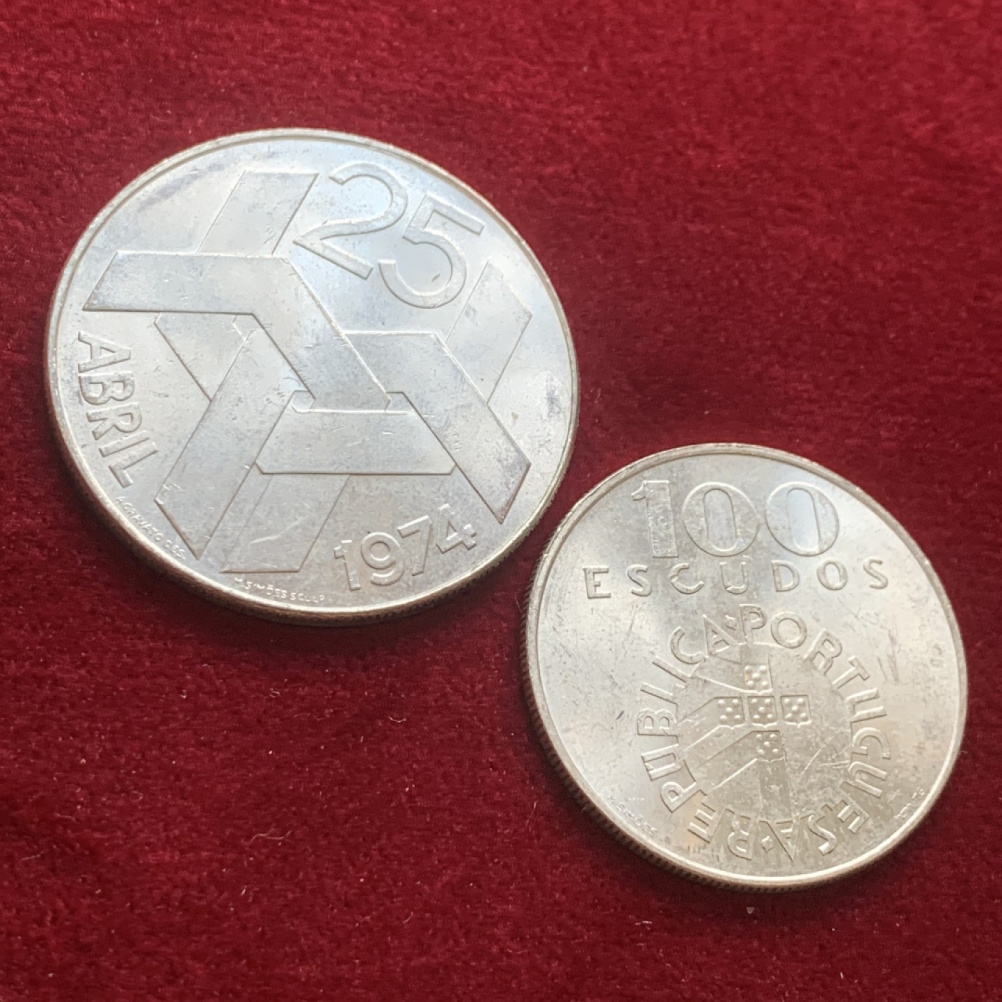 《竞宝斋》第121场-周日，周一 ，2场连拍（全场包邮） 葡萄牙1974年 康乃馨革命纪念100/250埃斯库多银币一对 总重40克