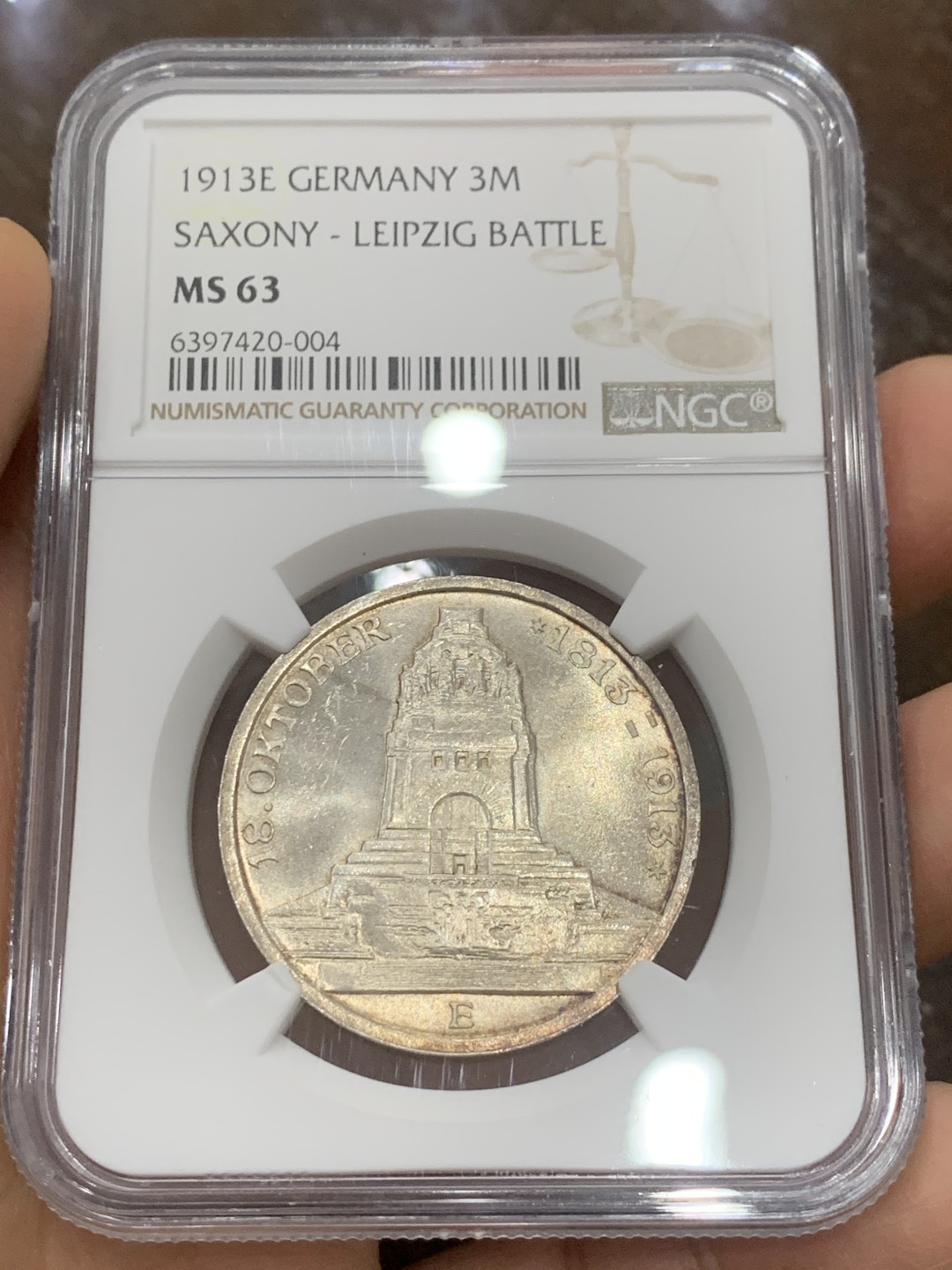 《竞宝斋》第121场-周日，周一 ，2场连拍（全场包邮） NGC-MS63 德国 1913年 萨克森莱比锡会战纪念马克 整体丝绸转光