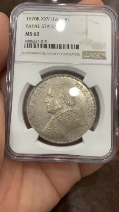 《竞宝斋》第121场-周日，周一 ，2场连拍（全场包邮） NGC-MS62 意大利教皇国 1870年 教皇庇护九世5里拉大银币 底板丝滑，细节锐利，均匀淡彩包浆 教皇国钱币在国外属于大热品种 克书及外拍价格都很高