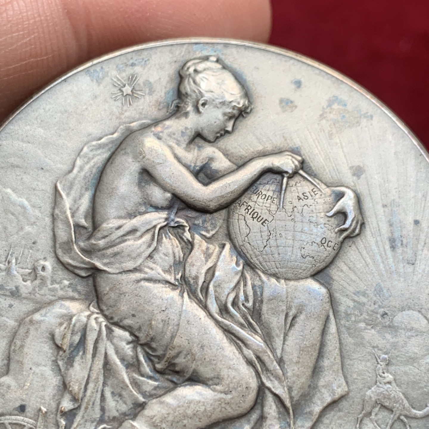 《竞宝斋》第121场-周日，周一 ，2场连拍（全场包邮） 法国 1908nian  旅游俱乐部女神大银章，Dubois作品。直径50.6mm 64.8克。女神手抚地球神色温柔 整体设计精美。老包浆带原盒带银标