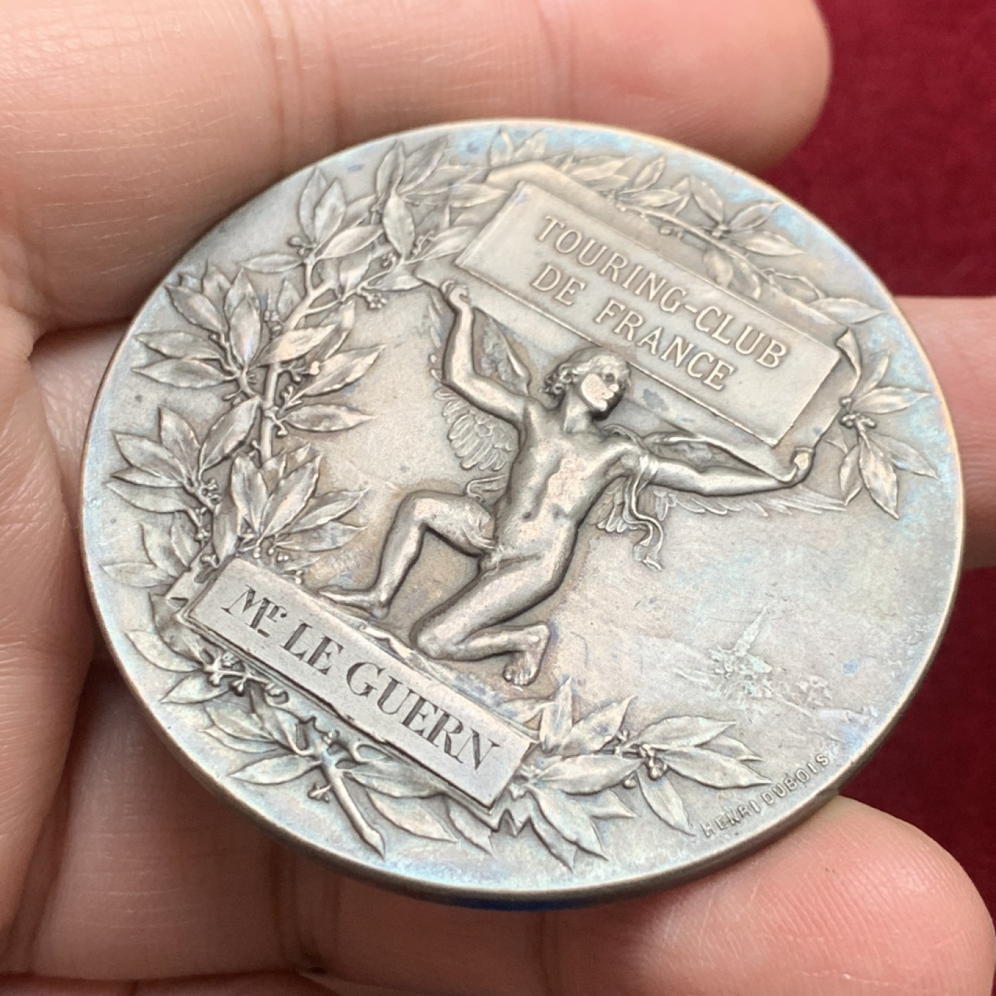 《竞宝斋》第121场-周日，周一 ，2场连拍（全场包邮） 法国 1908nian  旅游俱乐部女神大银章，Dubois作品。直径50.6mm 64.8克。女神手抚地球神色温柔 整体设计精美。老包浆带原盒带银标