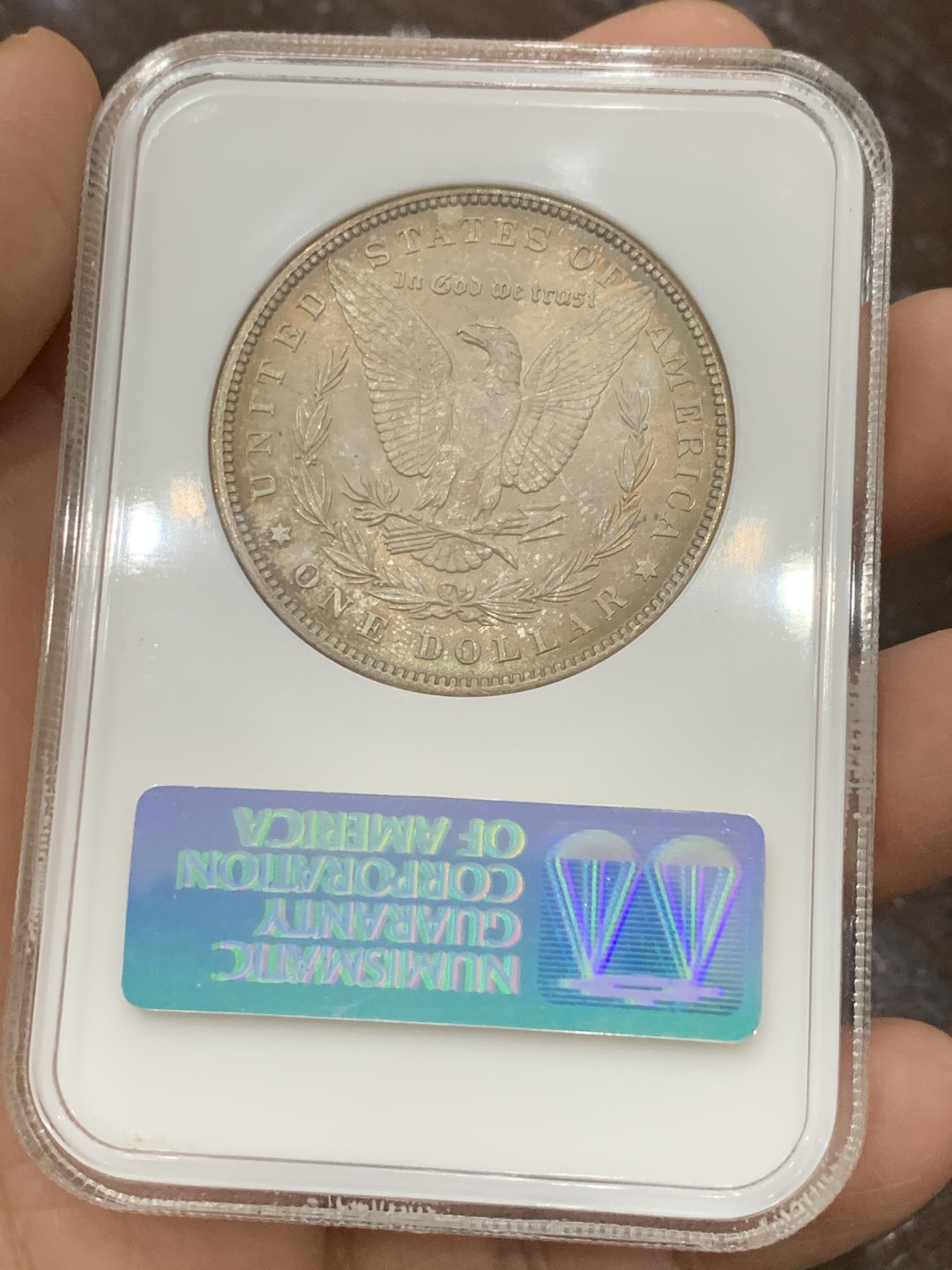 《竞宝斋》第121场-周日，周一 ，2场连拍（全场包邮） NGC MS64 美国 1896年 摩根 银币 双面深彩包浆 小白盒保存的这么好 难得