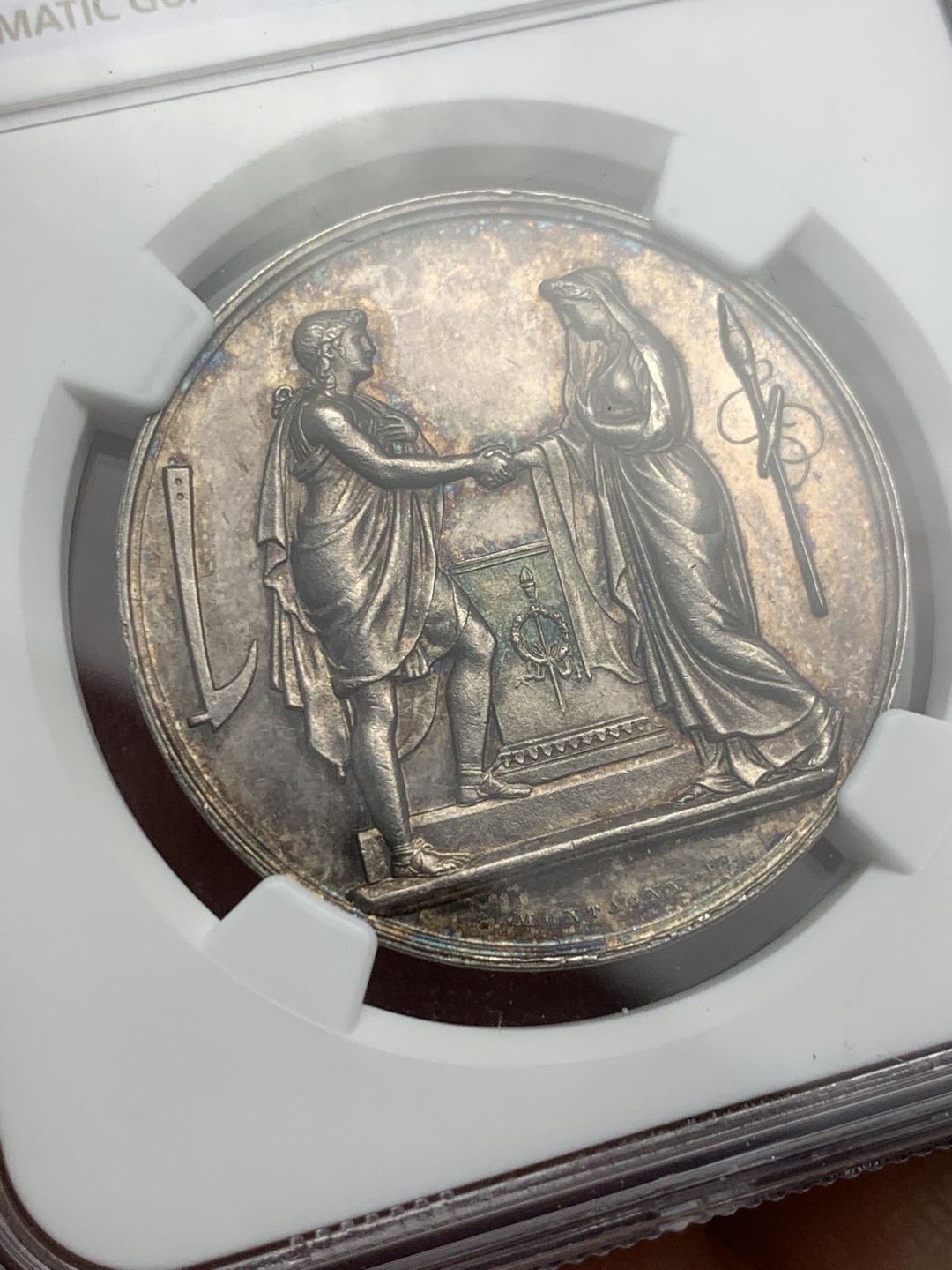 《竞宝斋》第121场-周日，周一 ，2场连拍（全场包邮） NGC MS62 法国 1898年 深五彩银质婚章 背面带花体刻字非常漂亮 边铭带婚期已经铭文 比较难得 34mm大规格