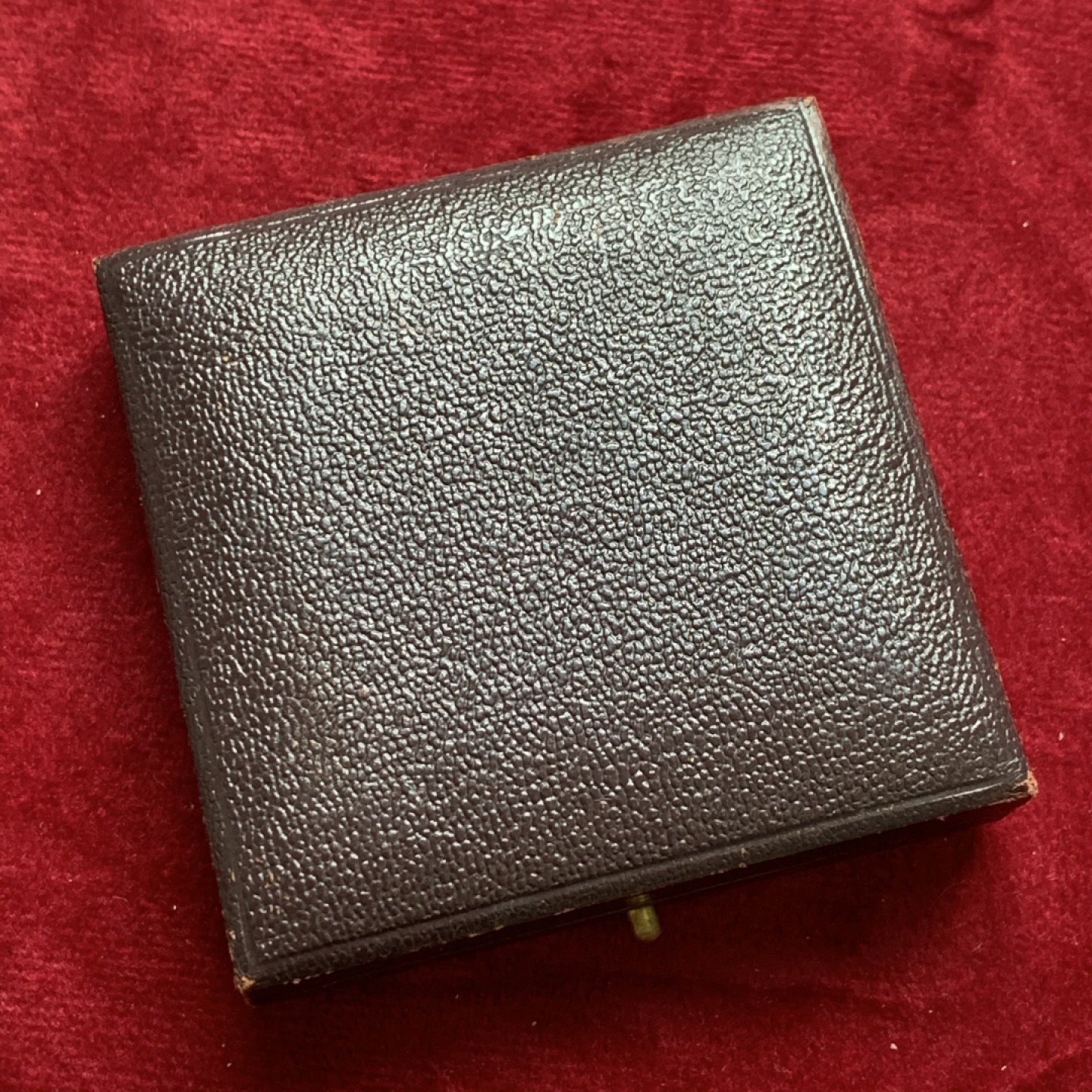 《竞宝斋》第121场-周日，周一 ，2场连拍（全场包邮） 法国 1908nian  旅游俱乐部女神大银章，Dubois作品。直径50.6mm 64.8克。女神手抚地球神色温柔 整体设计精美。老包浆带原盒带银标