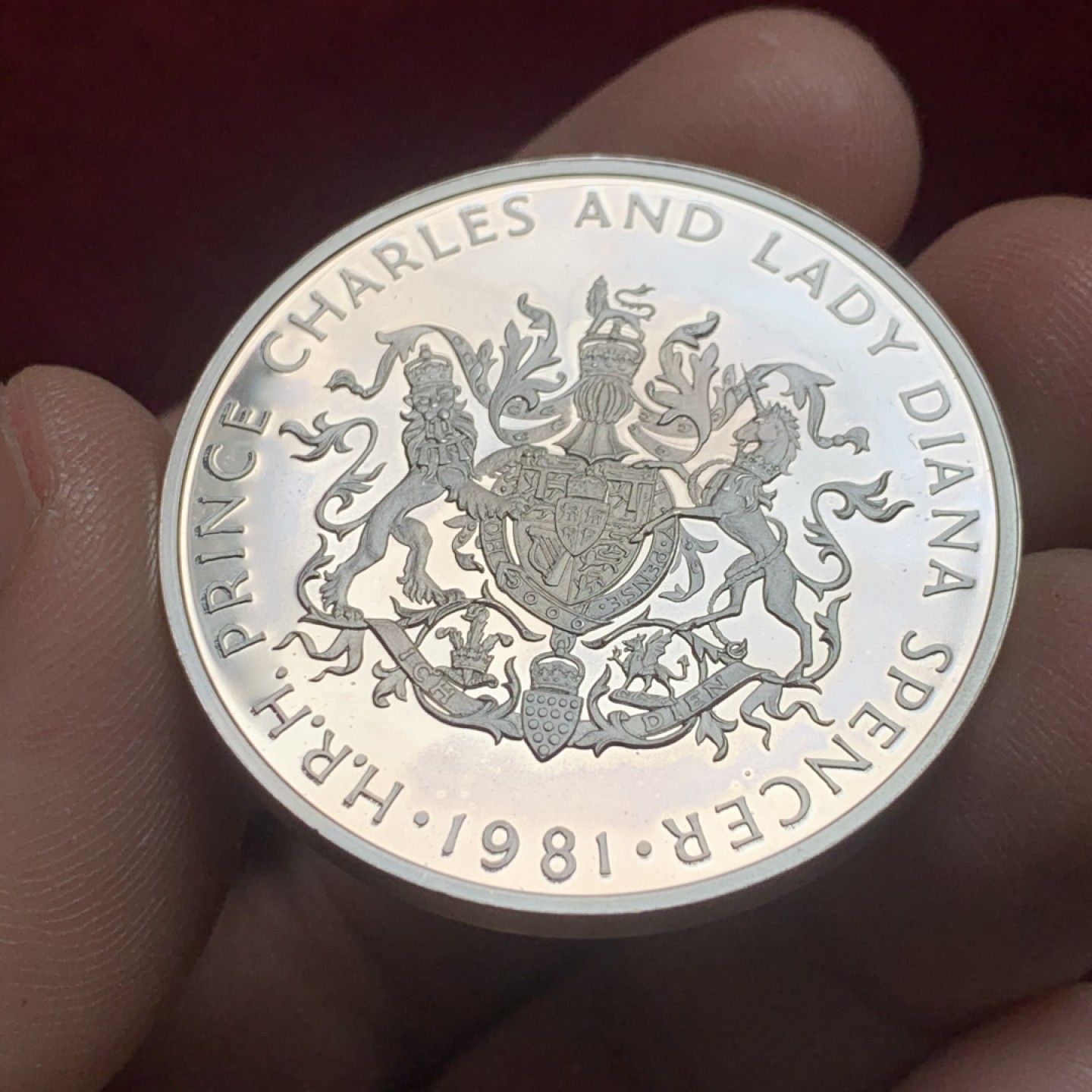 《竞宝斋》第121场-周日，周一 ，2场连拍（全场包邮） 1981年英国查尔斯王子结婚纪念银章（原盒），直径38mm，重量26g，精制银章，证书齐全