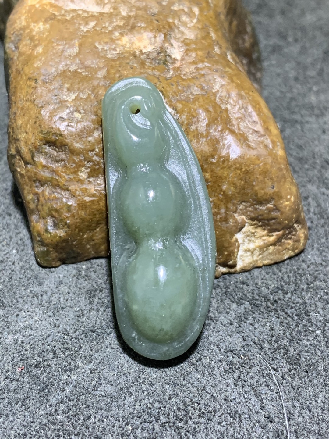 天然和田玉雕刻四季豆一个，