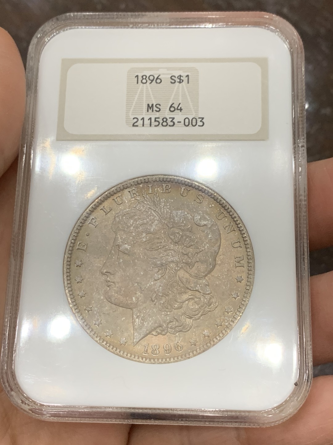 《竞宝斋》第121场-周日，周一 ，2场连拍（全场包邮） NGC MS64 美国 1896年 摩根 银币 双面深彩包浆 小白盒保存的这么好 难得