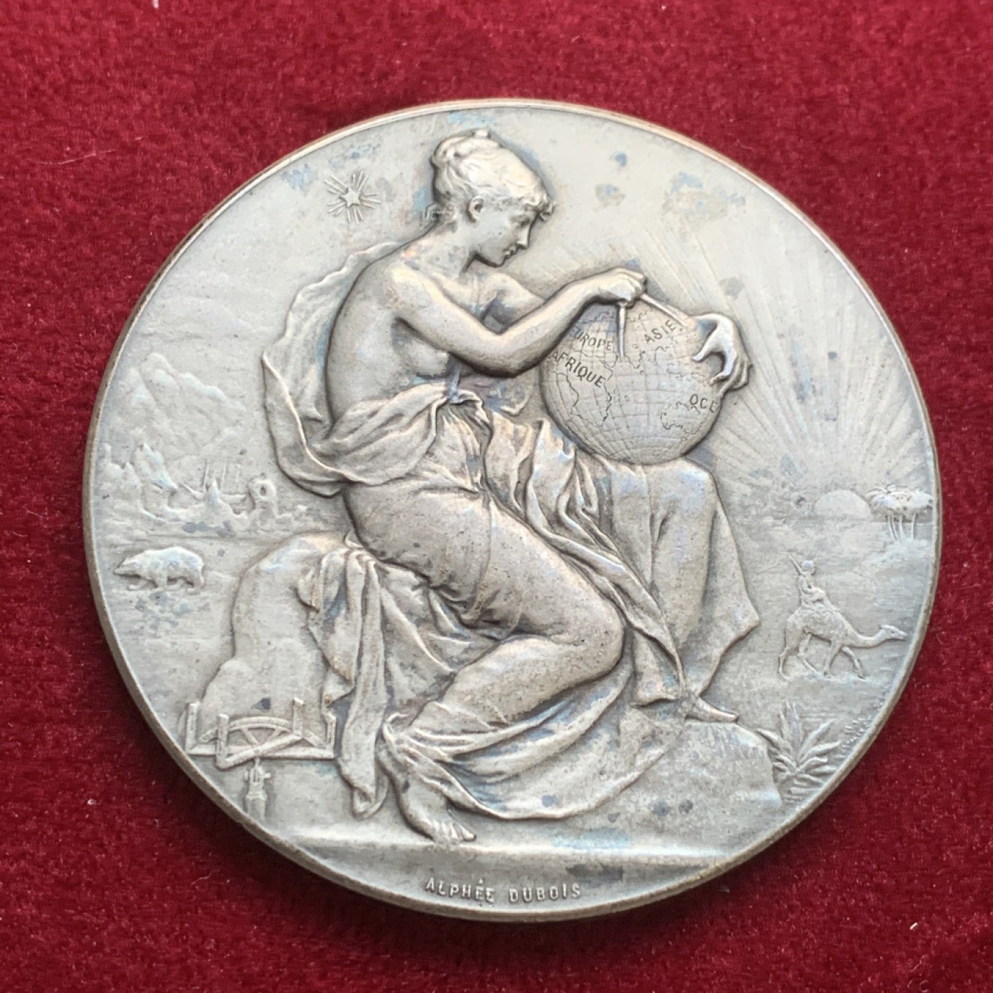 《竞宝斋》第121场-周日，周一 ，2场连拍（全场包邮） 法国 1908nian  旅游俱乐部女神大银章，Dubois作品。直径50.6mm 64.8克。女神手抚地球神色温柔 整体设计精美。老包浆带原盒带银标