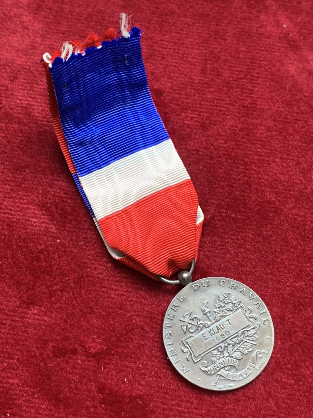 《竞宝斋》第121场-周日，周一 ，2场连拍（全场包邮） 1980年，法兰西第五共和国纪念银章，重10g，包浆不错