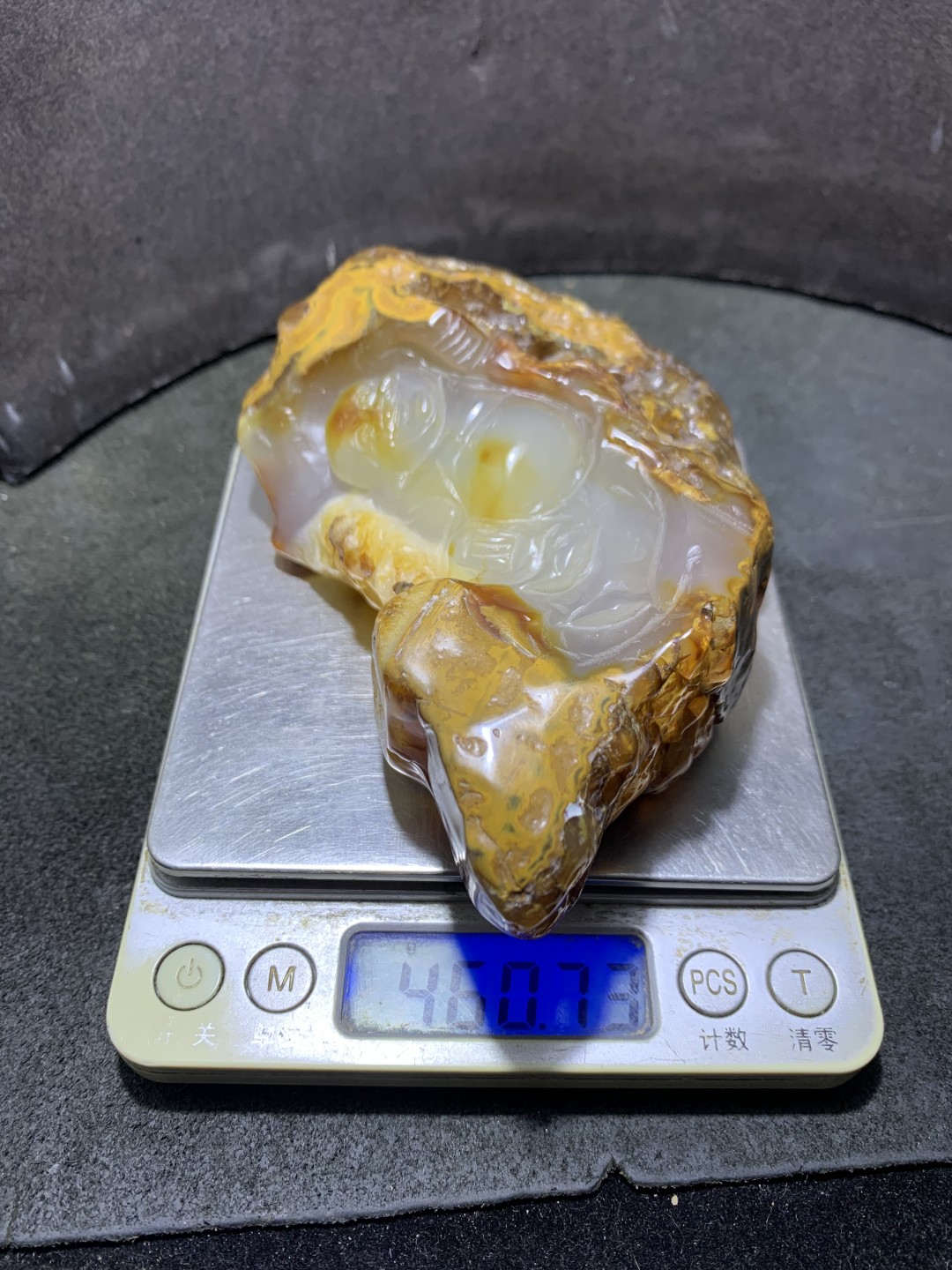 精美天然原皮马达加斯加玛瑙雕刻卧佛把件（摆件)一个
