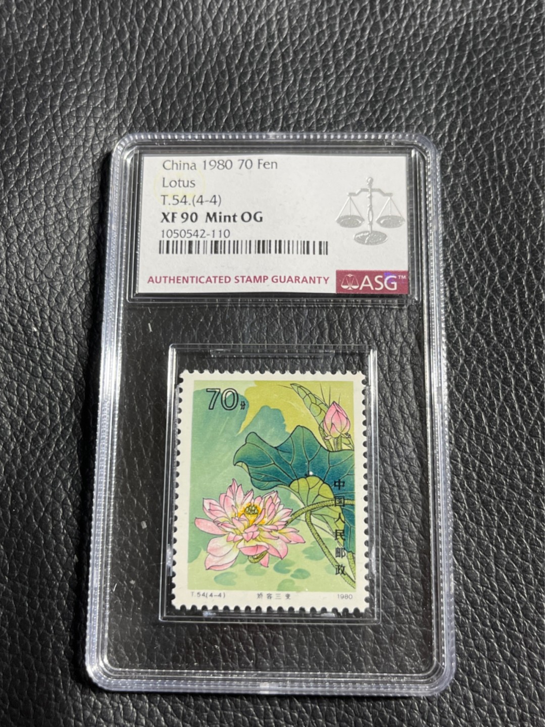 洪涛臻品批发群  精选邮票限时拍卖第一百一十三期 T54荷花★总筋★4-4  新  ASG90分OG  版撕绝中绝，最严格时期出分，荷花★裸票★一套400元左右，总筋一枚就要300大几，可见总筋的分量，拥有这一枚几乎等于拥有这一套，喜欢不要错过