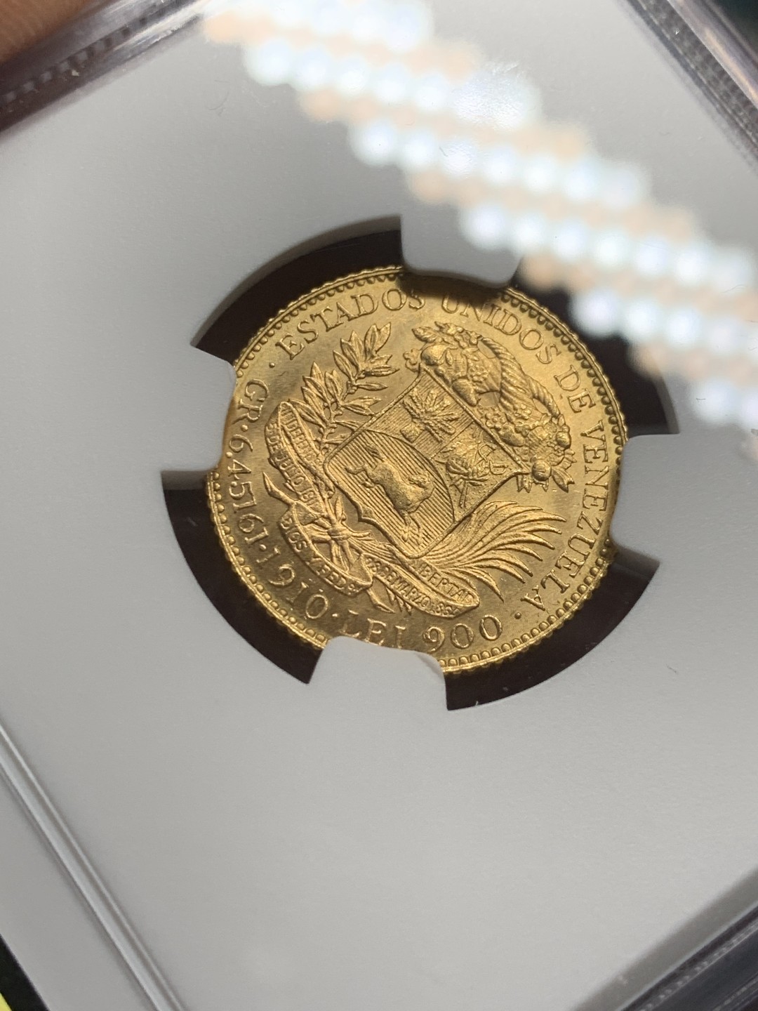 《竞宝斋》第121场-周日，周一 ，2场连拍（全场包邮） 冠军分 NGC-MS65 委内瑞拉1910年 西蒙波利瓦 20B金币 顶级品相 一枚就毕业的品相