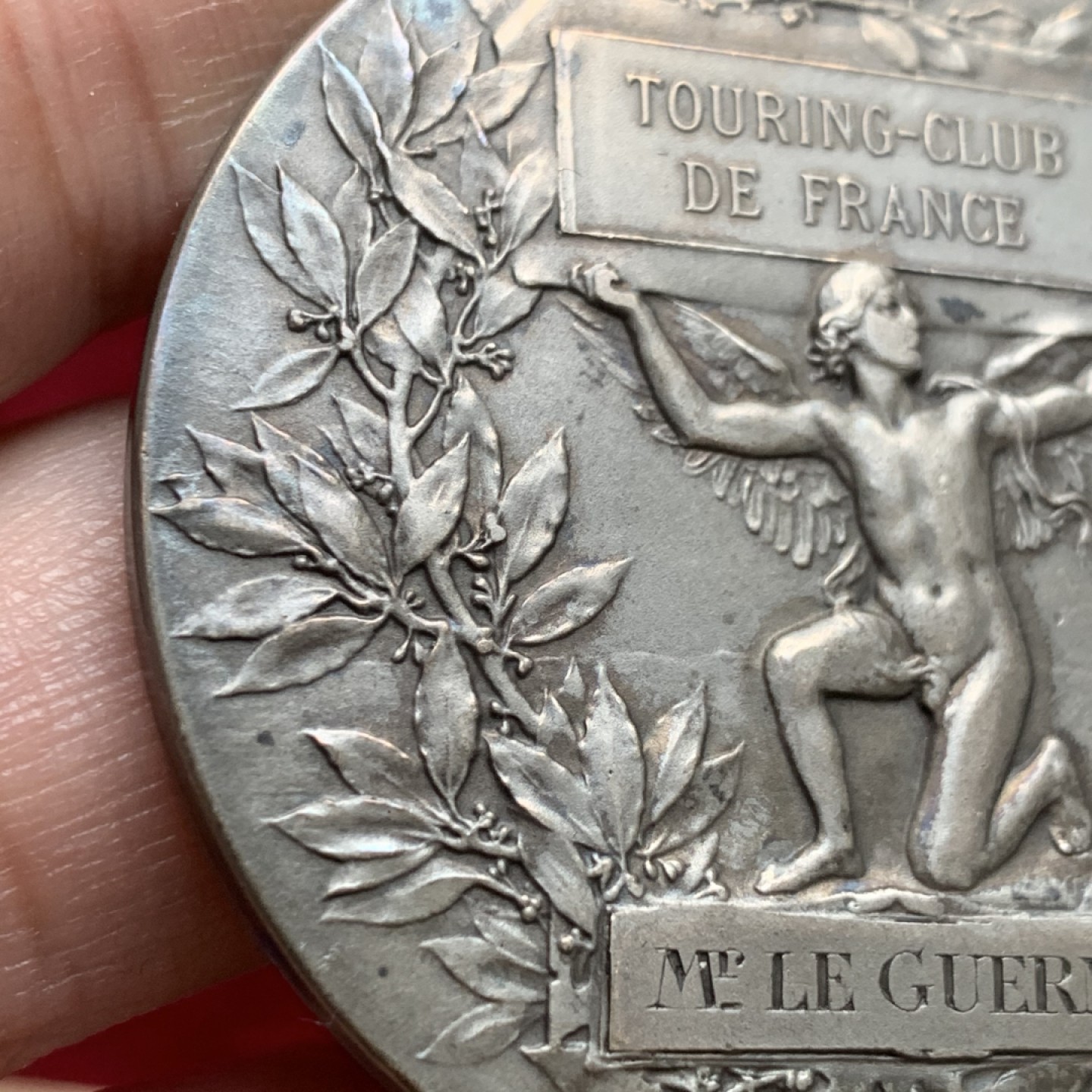 《竞宝斋》第121场-周日，周一 ，2场连拍（全场包邮） 法国 1908nian  旅游俱乐部女神大银章，Dubois作品。直径50.6mm 64.8克。女神手抚地球神色温柔 整体设计精美。老包浆带原盒带银标