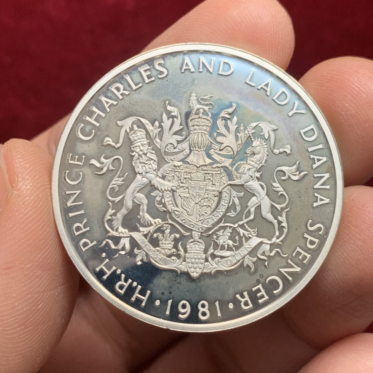 《竞宝斋》第121场-周日，周一 ，2场连拍（全场包邮） 1981年英国查尔斯王子结婚纪念银章（原盒），直径38mm，重量26g，精制银章，证书齐全